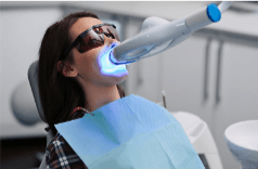 Paciente recibiendo blanqueamiento dental profesional en clínica Zirconia Dental Quito